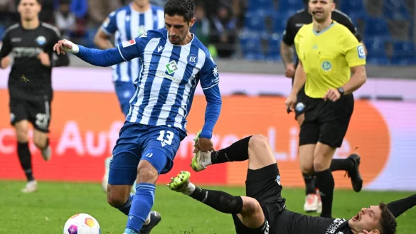 Der Karlsruher Lars Stindl (l) und der Paderborner Florent Muslija k&auml;mpfen um den Ball. - &copy; Uli Deck/dpa