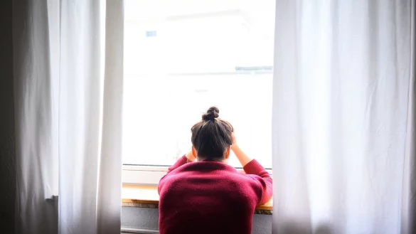 Laut einer Befragung fühlen sich viele Menschen in Deutschland alleine. - © Jonas Walzberg/dpa