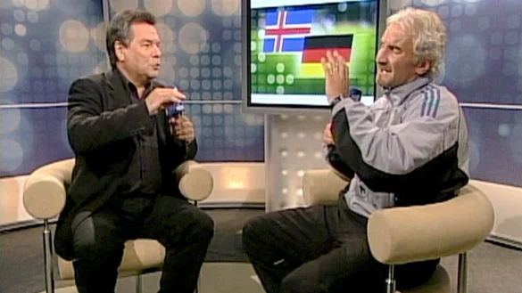 Rudi Völler (r) hatte 2003 als DFB-Teamchef mit einer Tirade im TV auf kritische Äußerungen des damaligen ARD-Moderators Waldemar Hartmann reagiert. - © Ard/Ndr/ARD/NDR/dpa