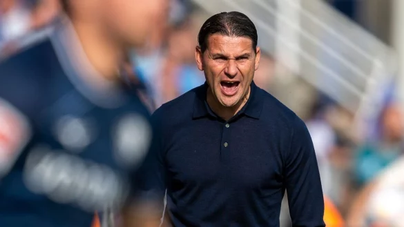 Gladbachs Trainer Gerardo Seoane gibt Anweisungen. - &copy; David Inderlied/dpa