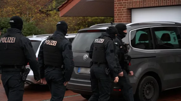 Durchsuchung in Lingen in Niedersachsen. - &copy; -/tv7news/dpa
