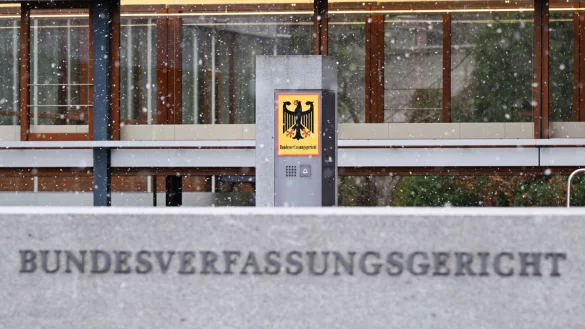 Für die Verhandlung in Karlsruhe stehen unter anderem Fragen zur Datenerhebung und -verarbeitung sowie zur Löschungspraxis des BKA auf der Agenda. - © Uli Deck/dpa