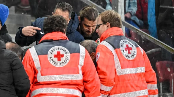 Ein Hoffenheim-Fan muss nach der Explosion eines B&ouml;llers behandelt werden. - &copy; Harry Langer/dpa