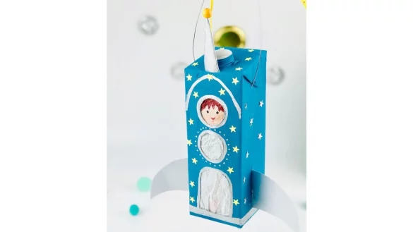 Aus einem Milchkarton kann man ganz einfach eine Raketenlaterne basteln. - &copy; Simone Wunschel/Heimatdinge/dpa-tmn