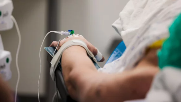 Bei der OP ist noch alles okay, danach aber leiden manche Patienten an einem sogenannten Delir. Betroffen sind meist Ältere. - © Frank Molter/dpa/dpa-tmn