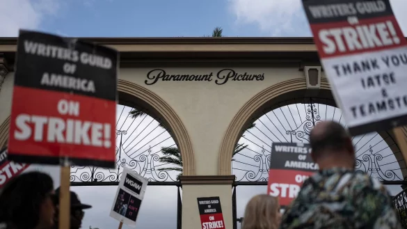 Eine Kundgebung vor dem Paramount Pictures Studio in Los Angeles. - &copy; Jae C. Hong/AP/dpa