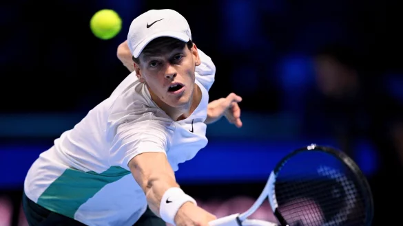 Jannik Sinner setzte sich in Turin gegen den Weltranglisten-Ersten durch. - &copy; Marco Alpozzi/LaPresse via AP/dpa