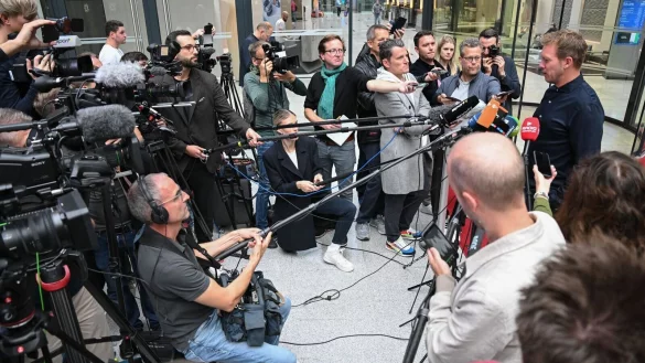 Bundestrainer Julian Nagelsmann bei der Pressekonferenz am Frankfurter Flughafen. - &copy; Arne Dedert/dpa