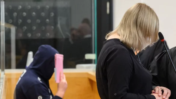 Die angeklagte Mutter und ihr Lebensgef&auml;hrte warten im Gerichtsaal. - &copy; Julian Stratenschulte/dpa