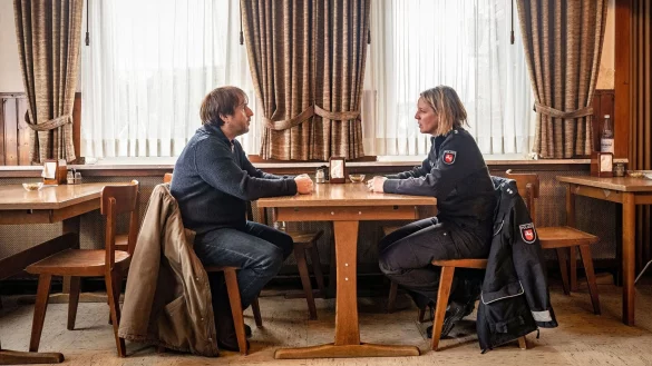 S&ouml;rensen (Bjarne M&auml;del) und Jenny (Katrin Wichmann) in einer Szene des TV-Krimis &laquo;S&ouml;rensen f&auml;ngt Feuer&raquo;. - &copy; Michael Ihle/NDR/dpa