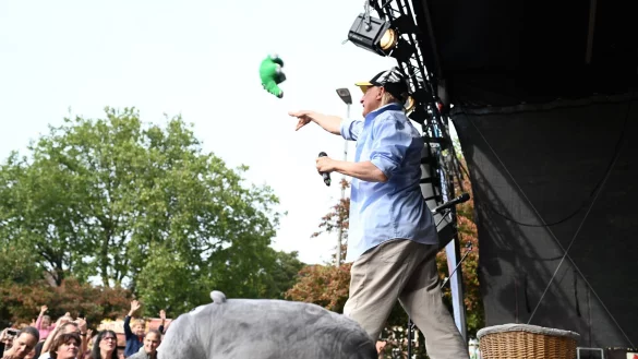 Otto wirft einen Ottifanten ins Publikum. - &copy; Lars Penning/dpa