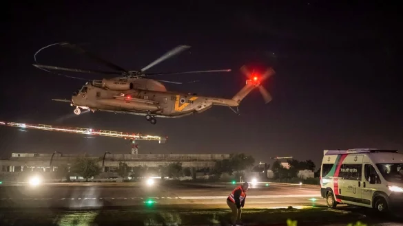 Ein Hubschrauber mit freigelassenen israelischen Geiseln landet auf dem Sheba Medical Center in Ramat Gan. - &copy; Leo Correa/AP/dpa