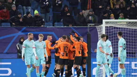 Die Spieler von Donezk jubeln nach dem Siegtor zum 1:0. - &copy; Christian Charisius/dpa