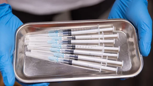 Spritzen mit einem Impfstoff gegen Covid-19. - &copy; Daniel Karmann/dpa