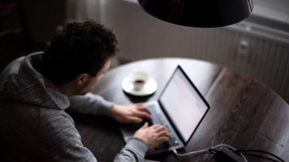 Achtung: Mit gef&auml;lschten Wohnungsanzeigen locken Kriminelle online ihre potenziellen Opfer, um pers&ouml;nliche Daten und Vorauszahlungen f&uuml;r Miete und Kaution zu ergattern. - &copy; Sina Schuldt/dpa/dpa-tmn