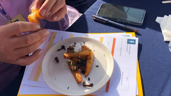 Wie schmeckt\\\'s? Ein Jury-Mitglied bewertet Pommes. - &copy; Michael Evers/dpa