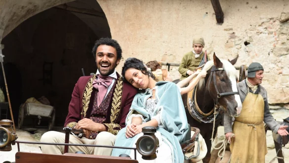 Die Schauspieler Kristin Alia Hunold (Rolle Prinzessin Sophia) und Langston Uibel (Sophias Bruder Berthold) w&auml;hrend einer Drehpause am Set. - &copy; Ursula D&uuml;ren/dpa