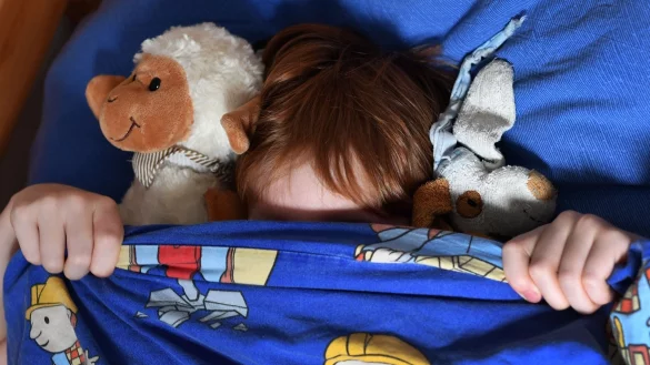 Manchmal f&auml;llt das Einschlafen schwer. Kinder&auml;rzte empfehlen Einschlafroutinen statt frei k&auml;uflicher Mittelchen. - &copy; Jens Kalaene/dpa-Zentralbild/dpa