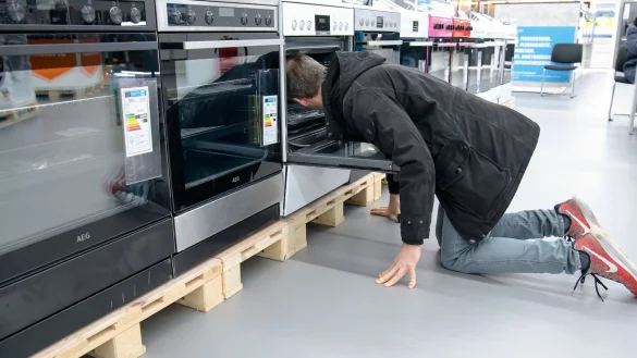 Auf der Suche nach Effizienz: Ein bewusster Blick auf energieeffiziente Ger&auml;te im Handel ist der erste Schritt zu einem stromsparenden Haushalt. Aber nicht der einzige. - &copy; Laura Ludwig/dpa-tmn