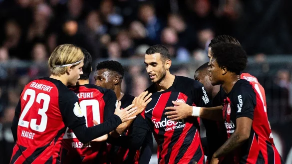 Frankfurts Ellyes Skhiri (M) bejubelt sein Tor zum 1:0 in K&ouml;ln. - &copy; Rolf Vennenbernd/dpa