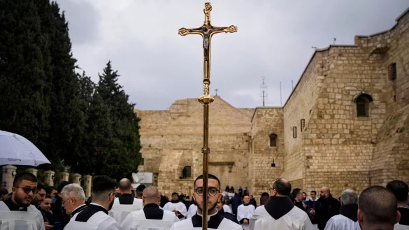 Katholische Geistliche gehen am Heiligabend in Bethlehem im Westjordanland in einer Prozession neben der Geburtskirche. - &copy; Leo Correa/AP/dpa