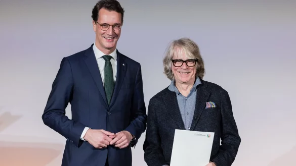 Helge Schneider (r) und Hendrik W&uuml;st (CDU), Ministerpr&auml;sident von Nordrhein-Westfalen. - &copy; Rolf Vennenbernd/dpa