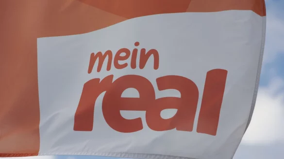 Das Logo der SB-Warenhauskette Mein Real. - © Matthias Bein/dpa