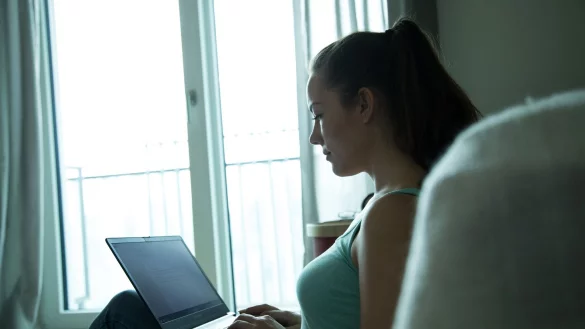 Wer herausfinden möchte, welcher Studiengang zu den eigenen Fähigkeiten am besten passt, kann sich per Online-Self-Assessment informieren. - © Christin Klose/dpa-tmn