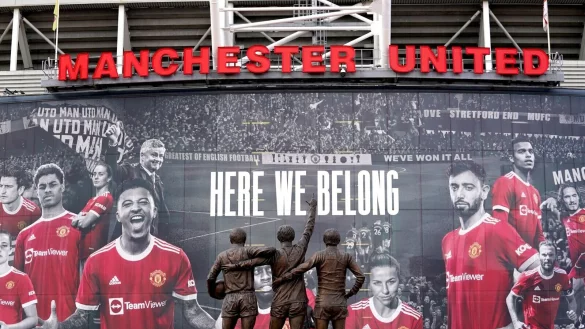 Vor dem Stadion Old Trafford stehen Statuen der ehemaligen Manchester-United-Spieler George Best, Denis Law und Sir Bobby Charlton. - &copy; Martin Rickett/PA Wire/dpa