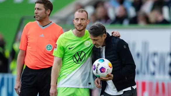Wolfsburgs Maximilian Arnold spricht im Spiel mit Wolfsburgs Trainer Niko Kovac. - &copy; Swen Pf&ouml;rtner/dpa