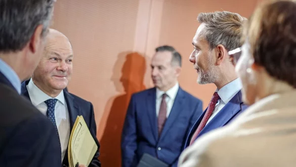 Kanzler Olaf Scholz (2.v.l) und Finanzminister Christian Lindner (2.v.r) schauen sich tief in die Augen. - © Kay Nietfeld/dpa