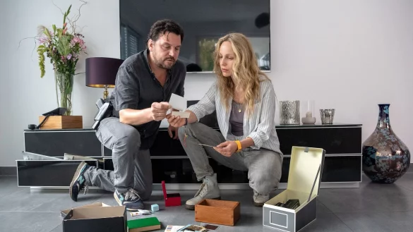 Die Schauspieler Sascha Gersak (l) und Petra Schmidt-Schaller sind die beiden K&ouml;pfe der Serie. Sie ermitteln im Norden. - &copy; Sina Schuldt/dpa