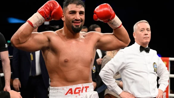 Deutschland\'s Agit Kabayel (l) jubelt nach seinem Sieg gegen den Kroaten Agron Smakici. - © Roberto Pfeil/dpa