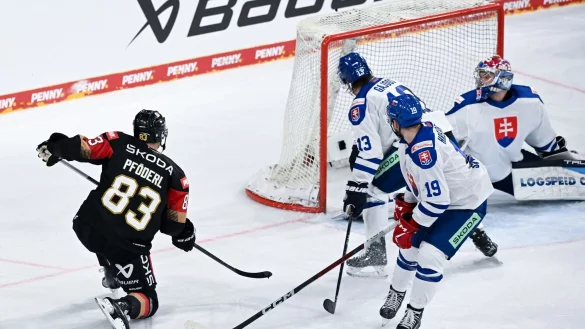 Leonhard Pf&ouml;derl (l) schoss die DEB-Auswahl zum Turnier-Sieg. - &copy; Sven Hoppe/dpa