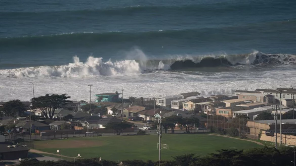 Riesige Wellen an der K&uuml;ste von Pacifica nahe San Francisco. - &copy; Li Jianguo/XinHua/dpa
