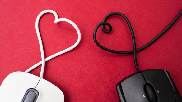 Die echte Liebe in der digitalen Welt finden: Darauf hoffen Nutzerinnen und Nutzer von Dating-Plattformen. - © Henrik Josef Boerger/dpa-tmn