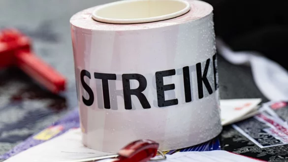 Eine Rolle Absperrband mit der Aufschrift „Streik“ liegt beim bundesweiten Hochschulaktionstag auf einem Tisch am Fritz-Förster-Platz. - © Robert Michael/dpa
