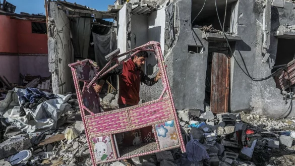 Ein pal&auml;stinensischer Mann inspiziert sein zerst&ouml;rtes Haus nach israelischen Luftangriffen im s&uuml;dlichen Gazastreifen. Auch viele Deutsch-Pal&auml;stinenser sind von dem Krieg betroffen. - &copy; Abed Rahim Khatib/dpa