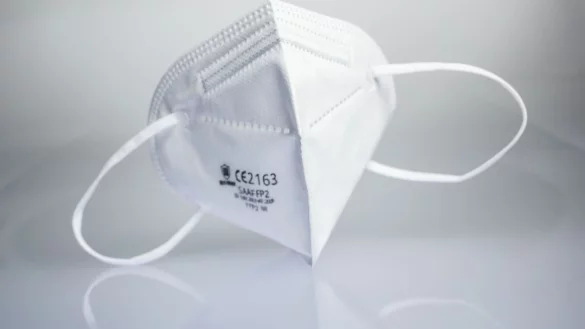 Eine FFP2-Maske liegt auf einem Leuchttisch. - &copy; Frank Rumpenhorst/dpa/Illustration