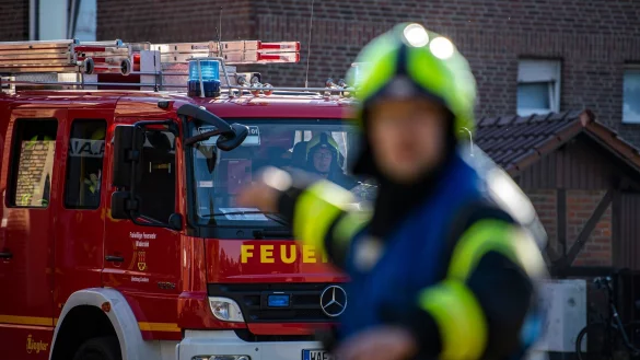 Ein Fahrzeug der Feuerwehr f&auml;hrt an dem Einsatzort vor und wird vom Wehrf&uuml;hrer eingewiesen. - &copy; David Inderlied/dpa/Symbolbild