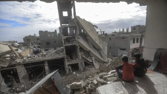 Pal&auml;stinensische Kinder sitzen in einem zerst&ouml;rten Haus im Dorf Khuza\\\'a nahe dem Grenzzaun zwischen Israel und dem s&uuml;dlichen Gazastreifen. - &copy; Mohammed Talatene/dpa