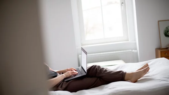 Die Jeans ist auf dem Bett tabu, die Zuhause-Jogginghose darf: So lautet die Regel bei einigen zu Hause. - &copy; Zacharie Scheurer/dpa-tmn