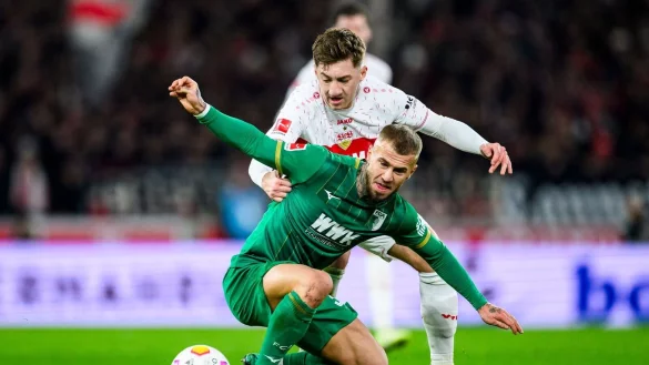 Niklas Dorsch (vorne) war mit Augsburg in Stuttgart chancenlos. - &copy; Tom Weller/dpa