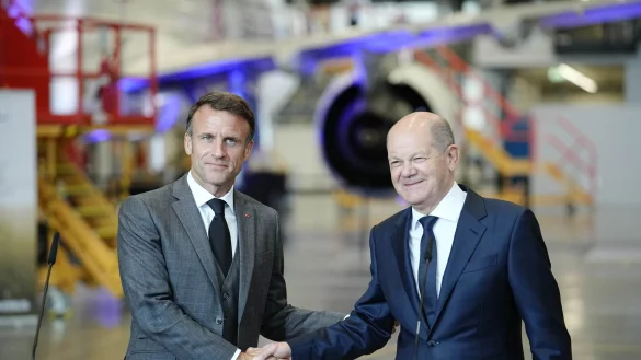 Handschlag in Hamburg: Pr&auml;sident Emmanuel Macron (l) und Bundeskanzler Olaf Scholz. - &copy; Kay Nietfeld/dpa