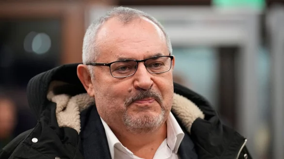 Boris Nadeschdin reicht seine Unterlagen als Pr&auml;sidentschaftskandidat beim Zentralen Wahlkomitee Russlands in Moskau ein. - &copy; Alexander Zemlianichenko/AP