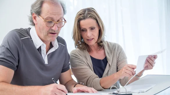 Ab dem 50. Lebensjahr können Arbeitnehmer freiwillige Ausgleichszahlungen für erwartete Rentenabschläge leisten. - © Christin Klose/dpa-tmn