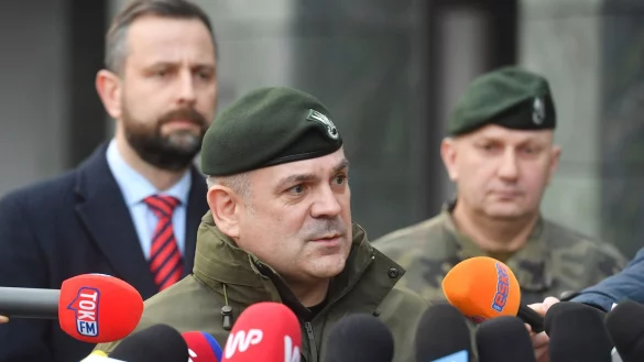 Polens Generalstabschef Wieslaw Kukula spricht in Warschau zu Journalisten &uuml;ber den Vorfall. - &copy; Uncredited/AP/dpa