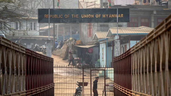 Ein Myanmare blickt an der Grenze zwischen Indien und Myanmar in Richtung der indischen Seite (Archivbild). - &copy; Anupam Nath/AP/dpa