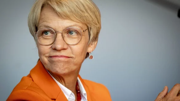 Schulministerin Dorothee Feller bei einer Pressekonferenz zur Verbesserung der Unterrichtsversorgung. - © Christoph Reichwein/dpa