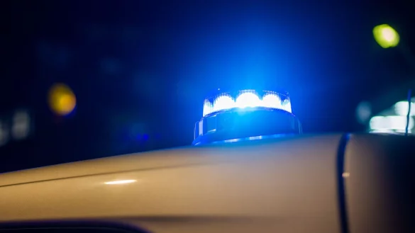 Ein Blaulicht leuchtet auf dem Dach eines Polizeifahrzeugs. - © Fernando Gutierrez-Juarez/dpa/Symbolbild